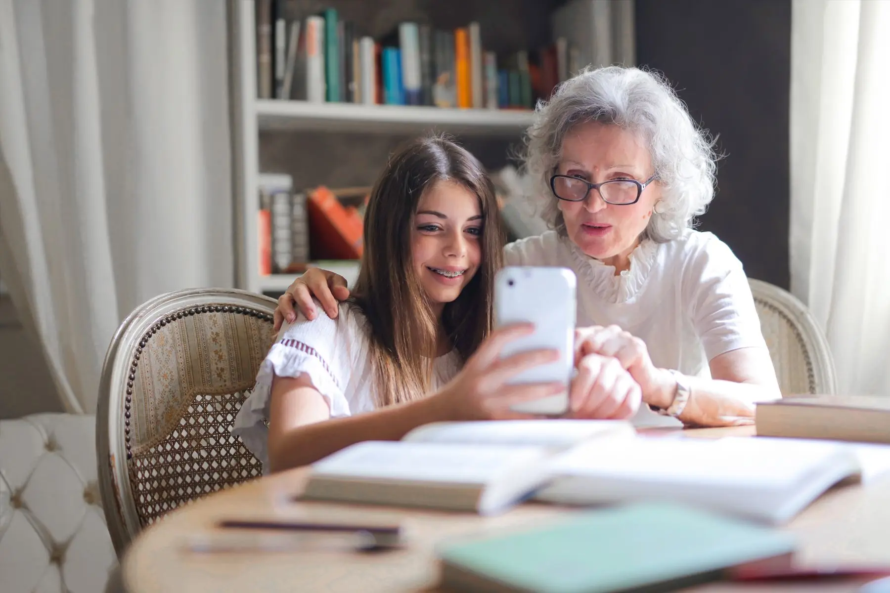 Nieta ayudando a su abuela con el celular