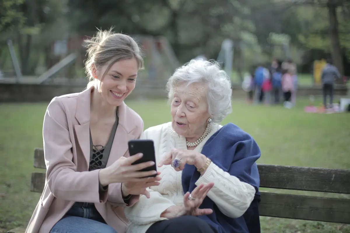 Hija y madre revisando juntas el celular